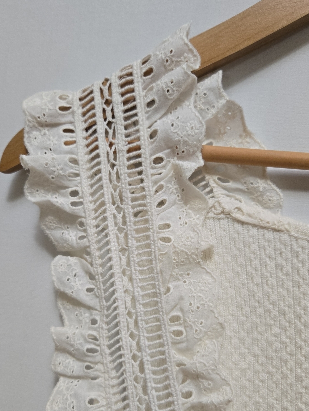 Pilcro Crafted Bib Sweater Tank Top S Cream Ivory Lace Peasant Feminine Ruffle - Picture 6 of 13